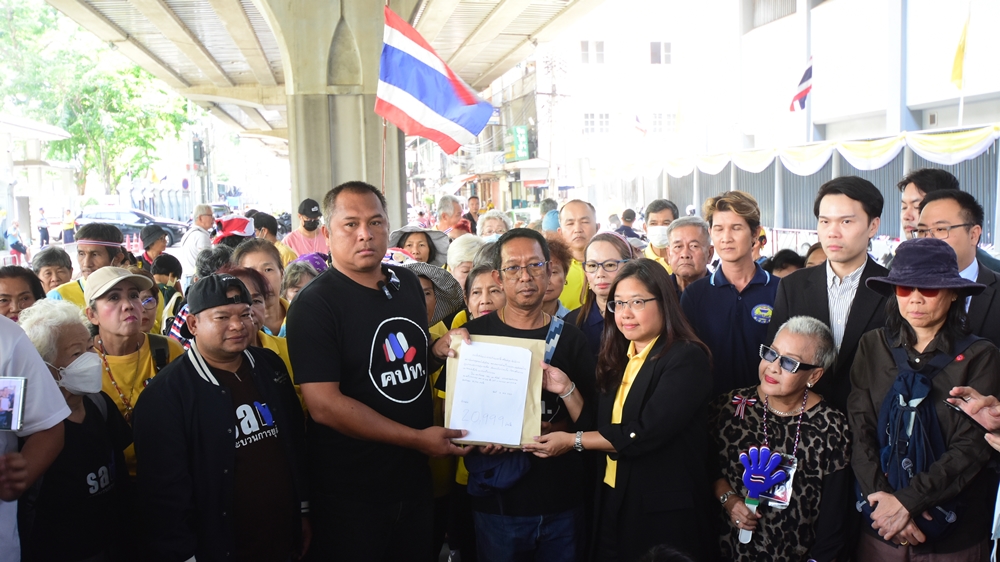 "กองทัพธรรม" รวมพลหน้าแบงก์ชาติ  ยื่น 2 หมื่นชื่อค้านการเมืองแทรกเลือก "ปธ.บอร์ดธปท." 