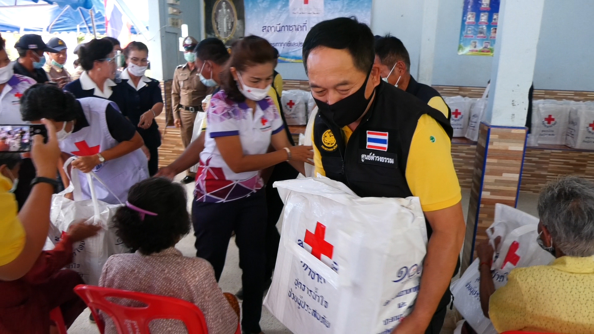 หนักสุดในรอบ20ปี!  ผู้ว่าฯสุรินทร์รุดมอบถุงยังชีพ หลัง"โนอึล"แผลงฤทธิ์ท่วมนาข้าว-บ้านปชช. 