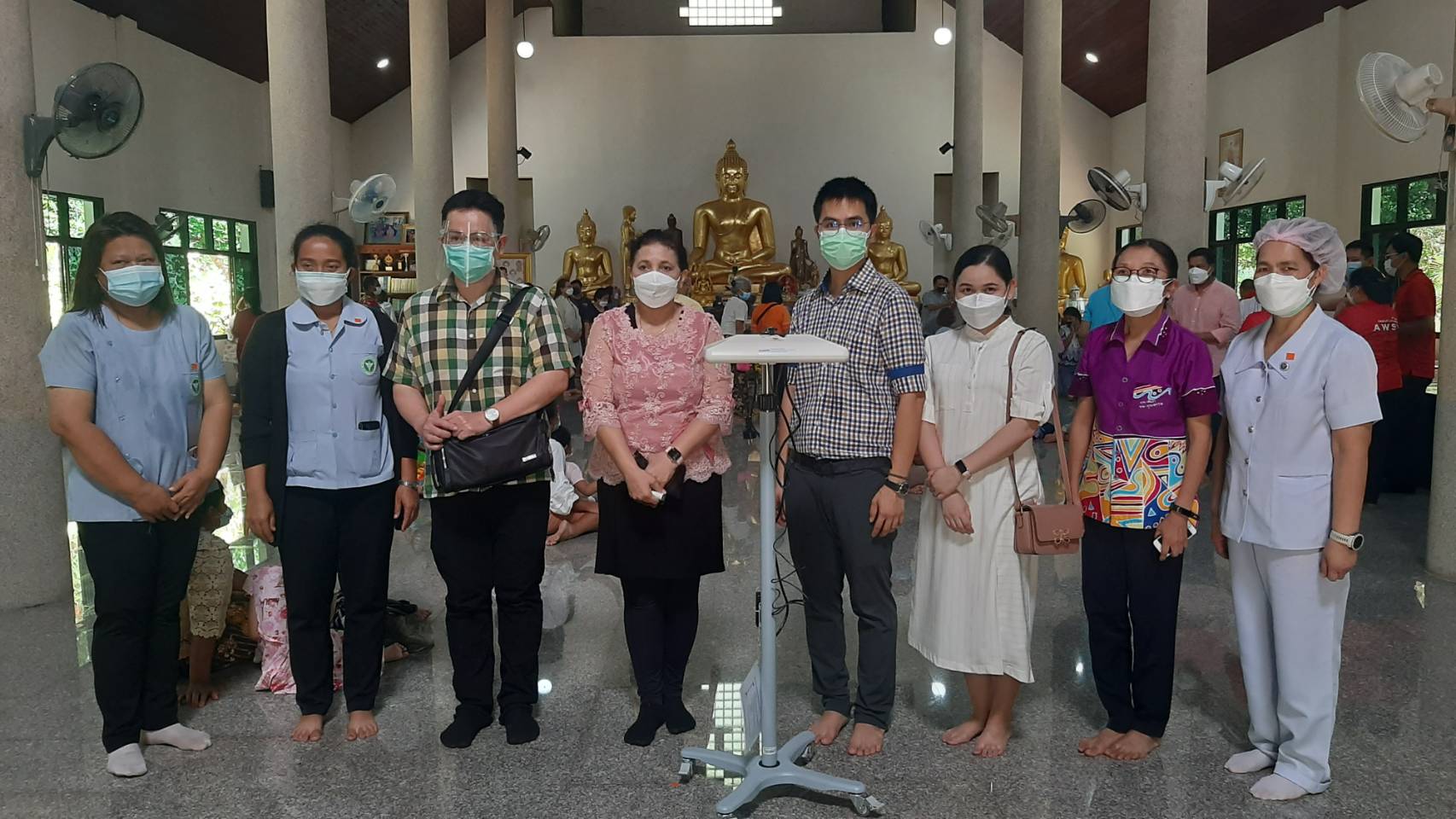 พระอาจารย์เขียว พร้อม ศิษยานุศิษย์ มอบเครื่องมือแพทย์ ไฟส่องรักษาภาวะตัวเหลืองในทารกหลังคลอด ให้ รพ.พังงา