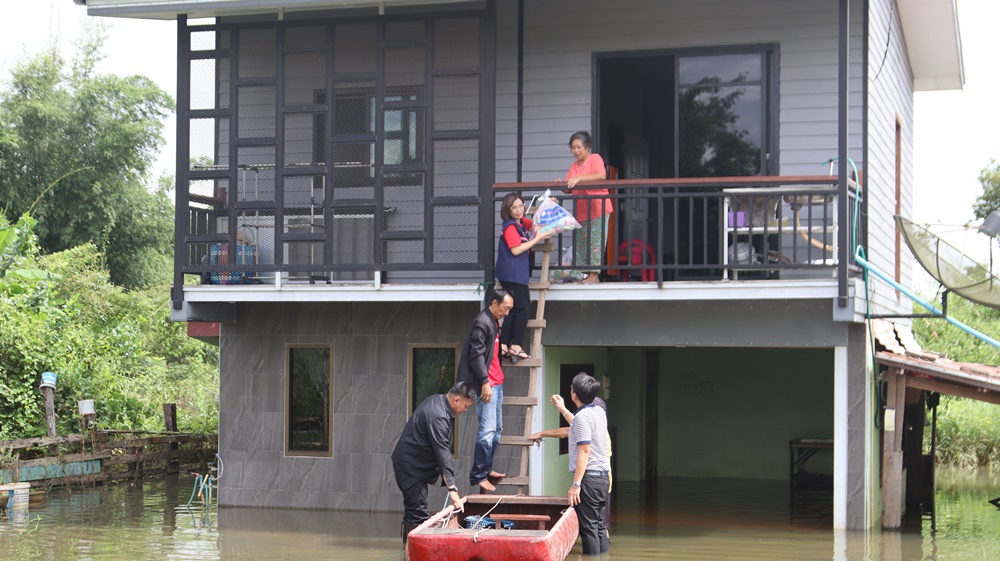 "มนพร" รมช.คมนาคม ระดมมอบถุงกำลังใจคมนาคม ช่วยน้ำโขงท่วมหมู่บ้านชายแดน