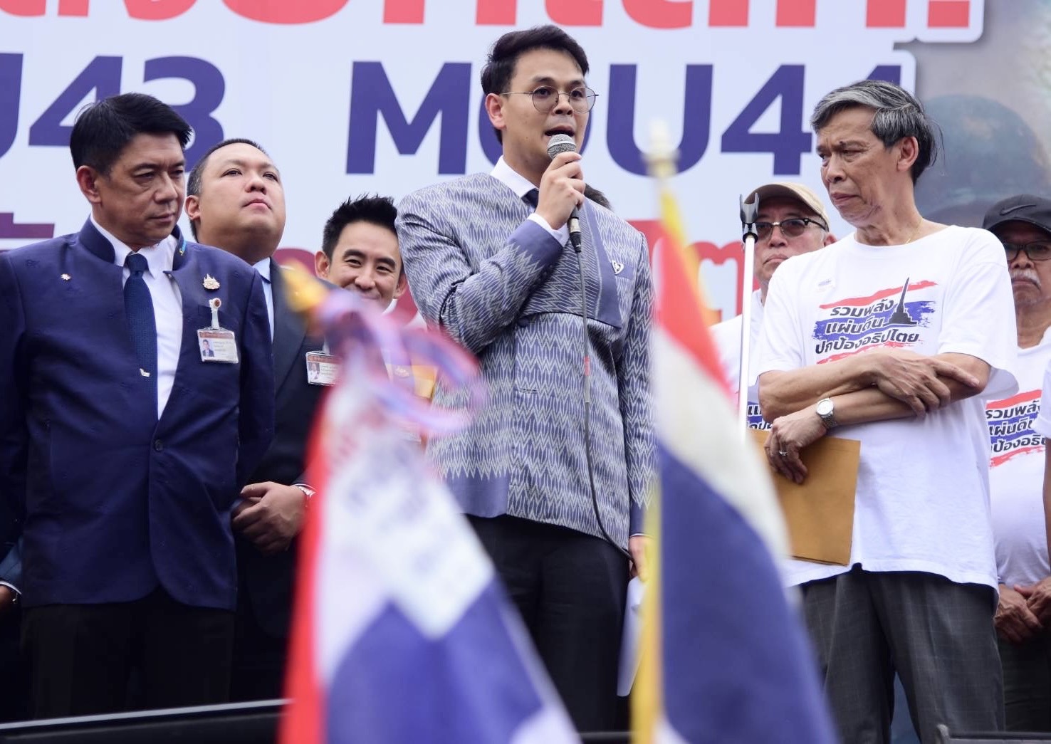 "ม็อบรวมพลังแผ่นดิน" ปักหลักหน้าสภาฯ "ฝ่ายค้าน" แห่รับหนังสือ  "ภท." จี้ทุกพรรคหนุนยกเลิก MOU 43-44 มวลชนตะโกนโห่ "พรรคส้ม" 