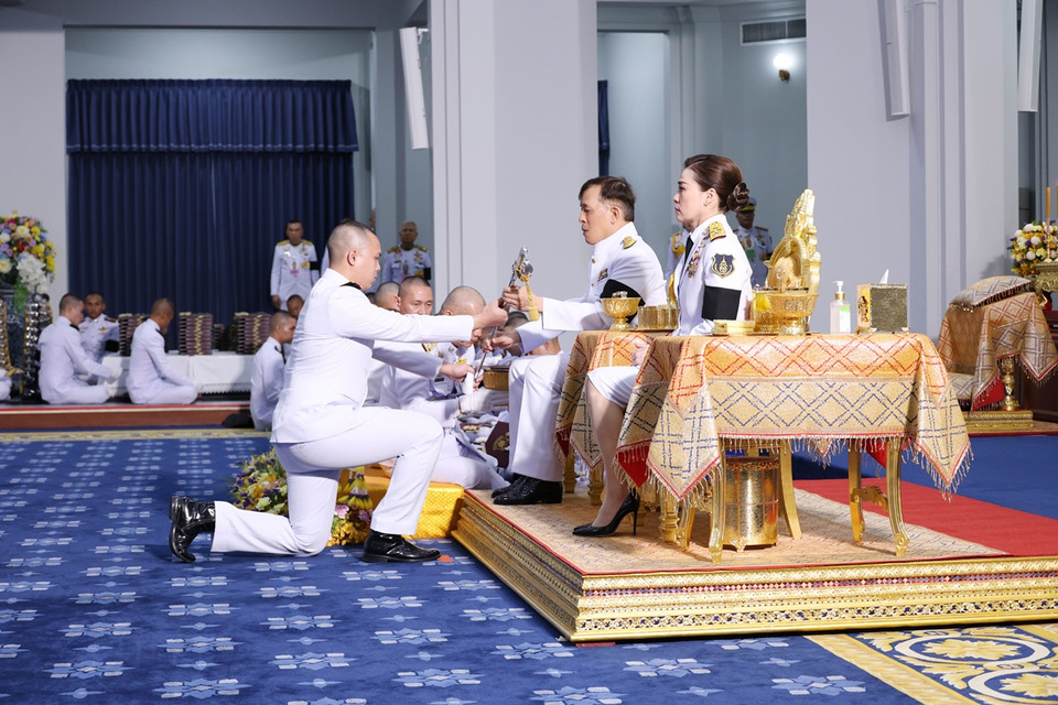 ‘ในหลวง-พระราชินี’ พระราชทานกระบี่และปริญญาบัตร แก่ผู้สำเร็จการศึกษาโรงเรียนนายร้อยตำรวจ