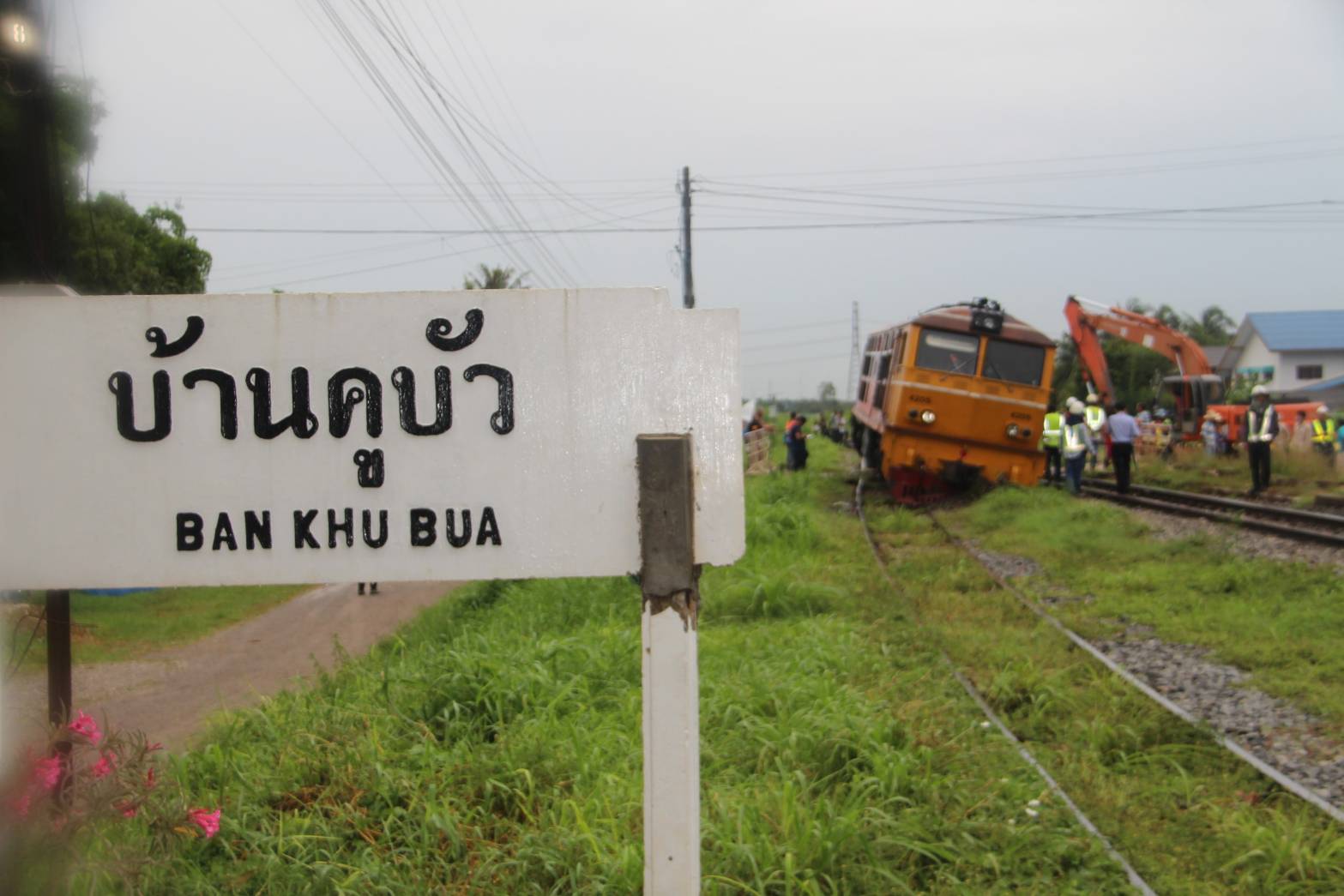 เกิดเหตุรถไฟตกรางที่สถานีบ้านคูบัว ผู้โดยสาร 200 คนปลอดภัย 