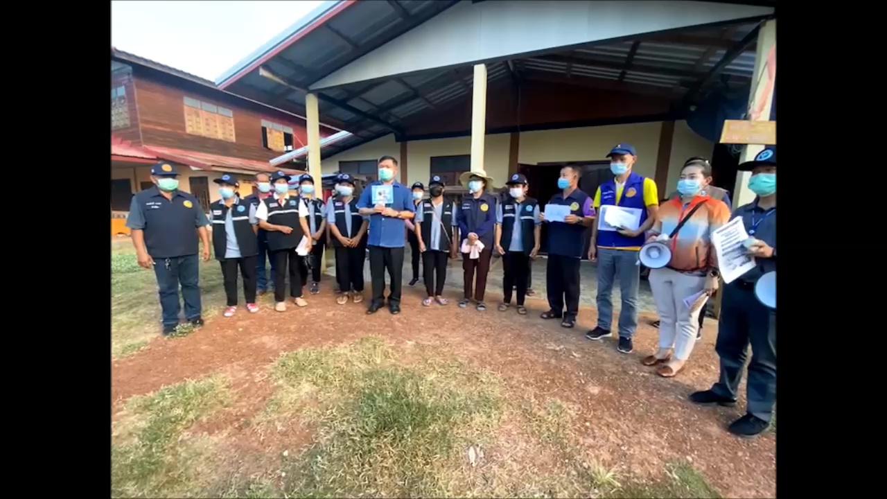 นายอำเภอเพ็ญลุยเองเคาะประตูบ้านชวนชาวบ้านลงทะเบียนฉีดวัคซีน