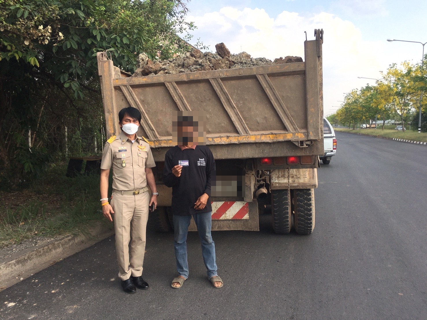 เอาจริง! ขนส่งจังหวัดหนองบัวลำภูลงพื้นที่จับรถบรรทุกดินไม่คลุมผ้าใบ