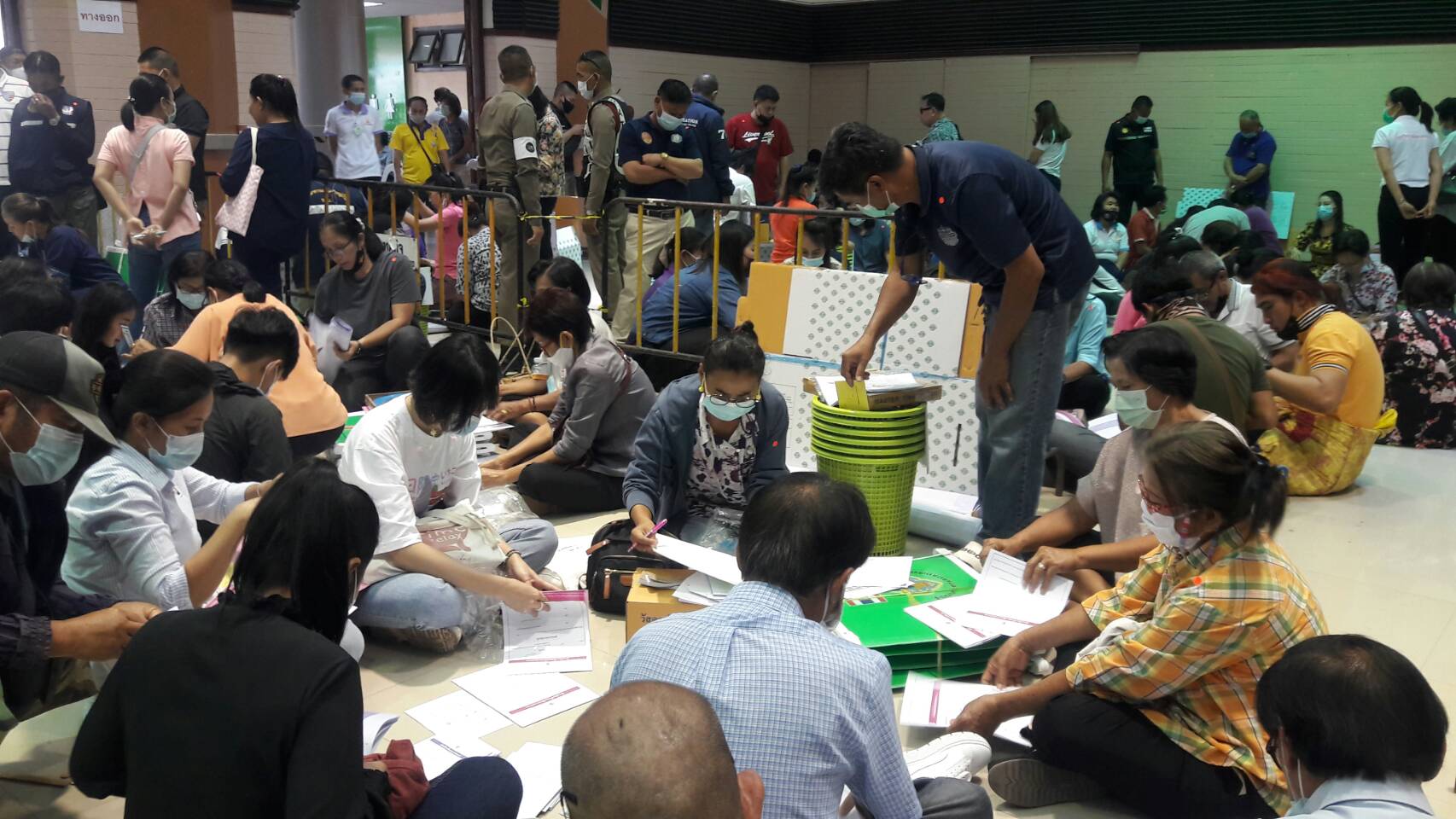 บรรยากาศกรรมการประจำหน่วยเลือกตั้งเข้ารับหีบบัตรที่ จ.หนองคาย เป็นไปอย่างคึกคัก 