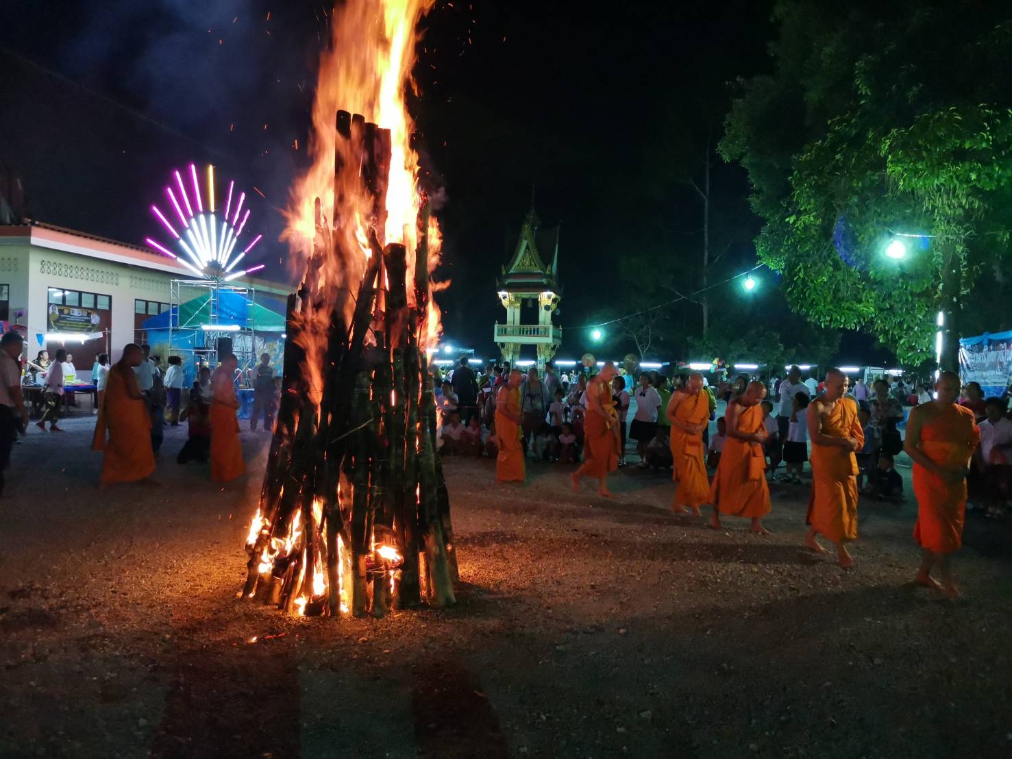 ชาวอำเภอกะปงร่วมสืบสานประเพณี"ทำบุญให้ทานไฟ"