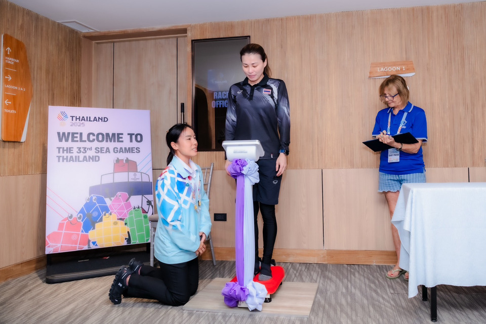พระราชินี ทรงลงทะเบียน ชั่งน้ำหนักนักกีฬา ทรงร่วมทดสอบสนามแข่งเรือใบ ในนามทีมชาติไทย