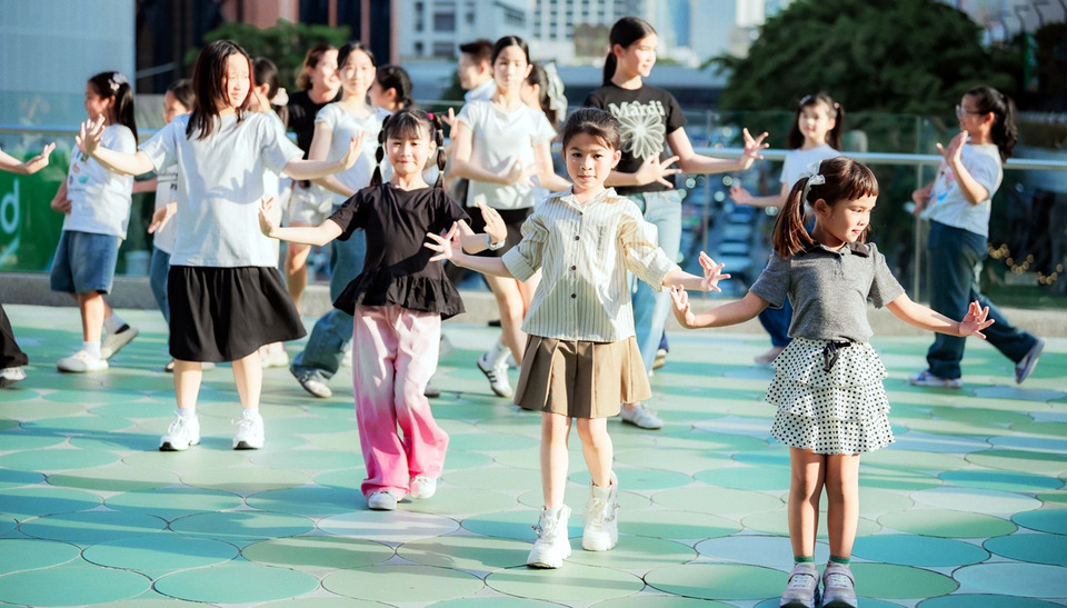 สกายวอล์คปทุมวันคึกคัก! “สีแห่งสยาม ประสานวัฒนธรรม” ครั้งที่ 2 โชว์ Flash Mob ไทยสะกดนักท่องเที่ยว