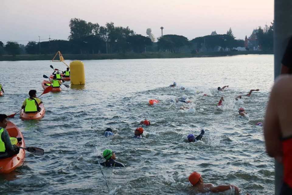 ประวัติศาสตร์! “อ่างทอง” จัดไตรกีฬาครั้งแรก “AngThong Triathlon 2025” นักกีฬาร่วมคึกคัก โปรโมตเมืองกีฬา–ท่องเที่ยว