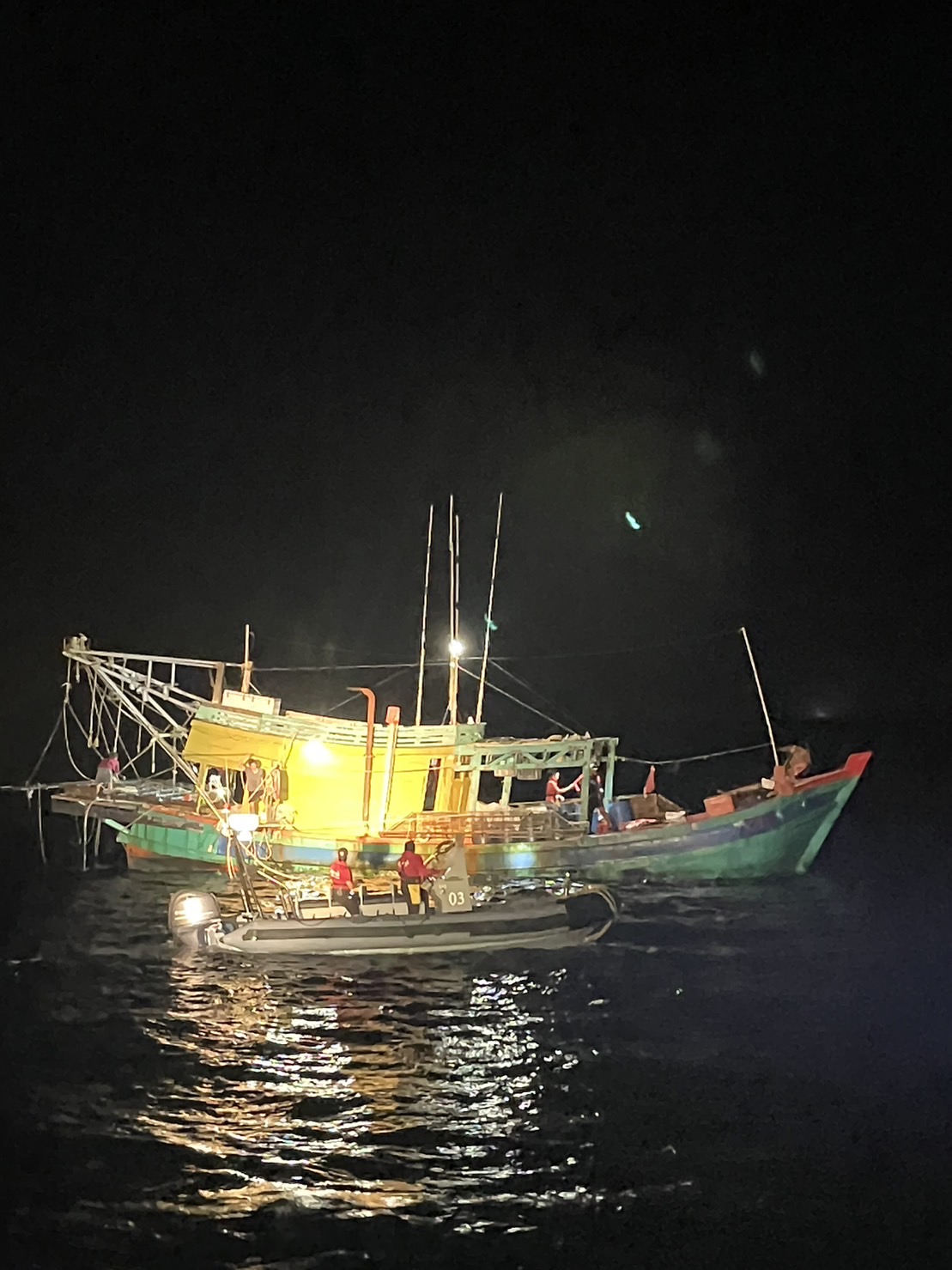 ตำรวจน้ำนราฯ จับเรือประมงเวียดนาม 1 ลำ พร้อมลูกเรือ 5 คน ขณะรุกล้ำลักลอบจับปลิงทะเล ในน่านน้ำไทย