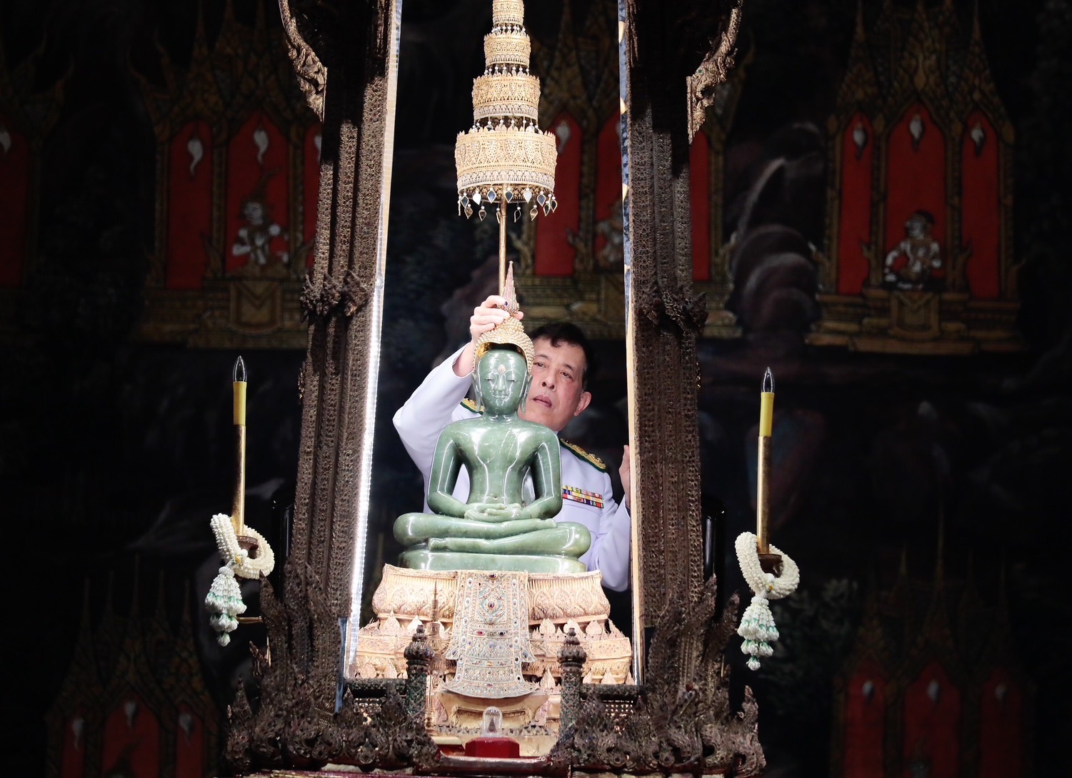 'ในหลวง-พระราชินี'เสด็จฯทรงเปลี่ยนเครื่องทรงพระแก้วมรกตเป็นเครื่องทรงฤดูหนาว 