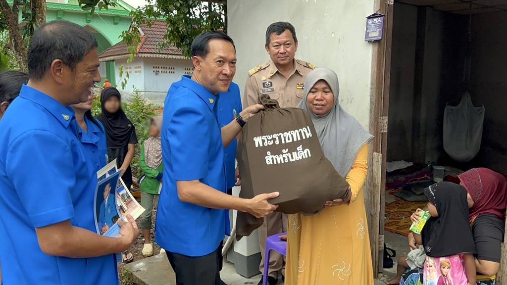 มูลนิธิราชประชานุเคราะห์ฯ เชิญถุงยังชีพพระราชทาน มอบแก่ราษฎรผู้ประสบอุทกภัยบ้านปูโป๊ะ นราธิวาส