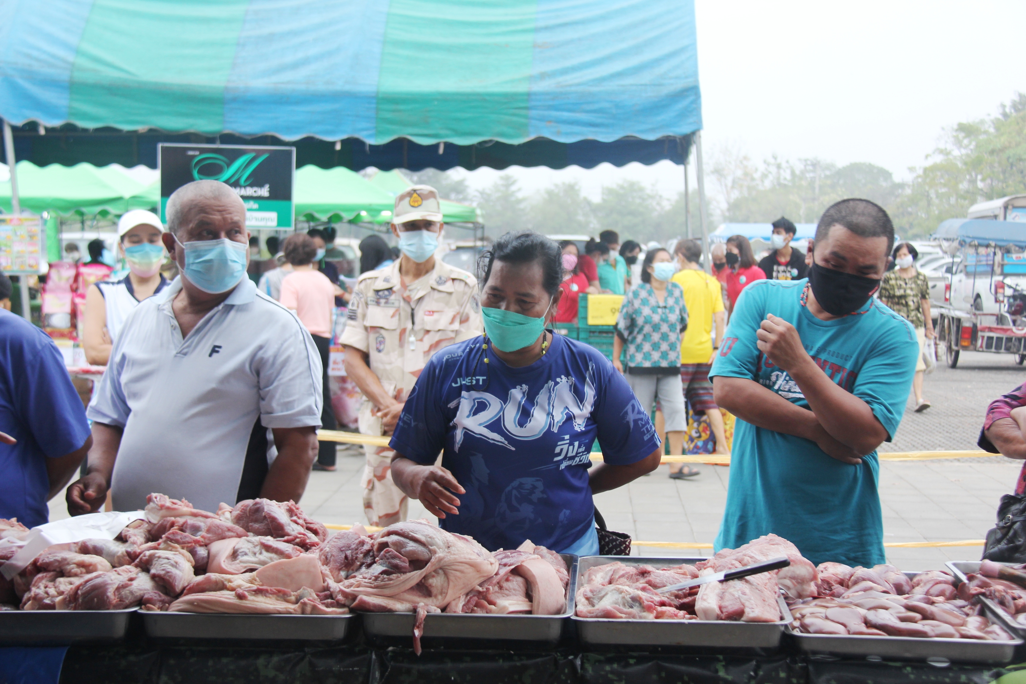 พ่อเมืองสุราษฎร์ เปิดพื้นที่ศูนย์ราชการจัดตลาดนัดชุมชนช่วยลดค่าครองชีพ   