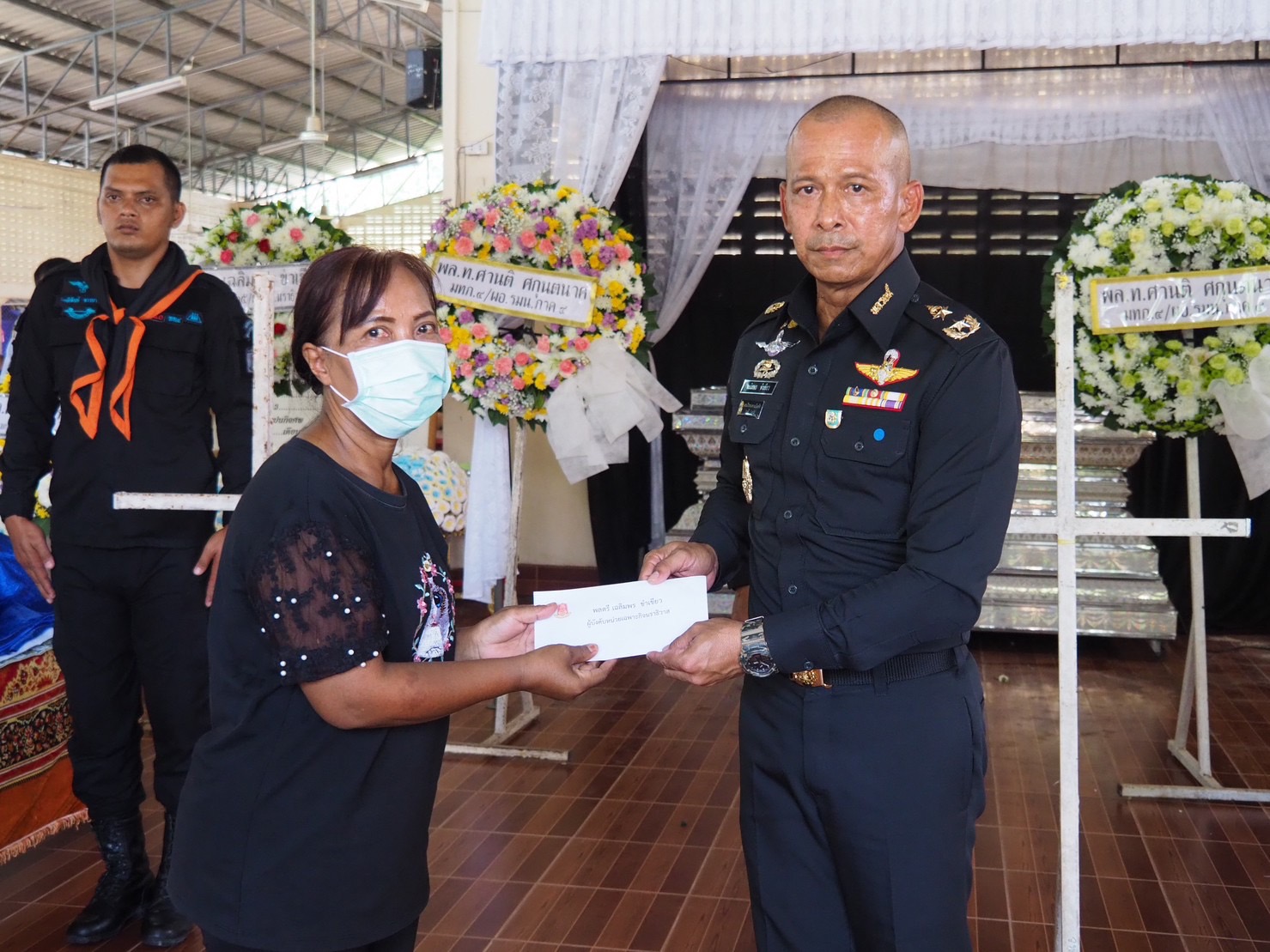 พิธีรดน้ำศพ วางพวงหรีดเคารพศพ ผู้เสียชีวิตจากเหตุการณ์ คนร้ายลอบยิงชาวบ้านไทยพุทธ
