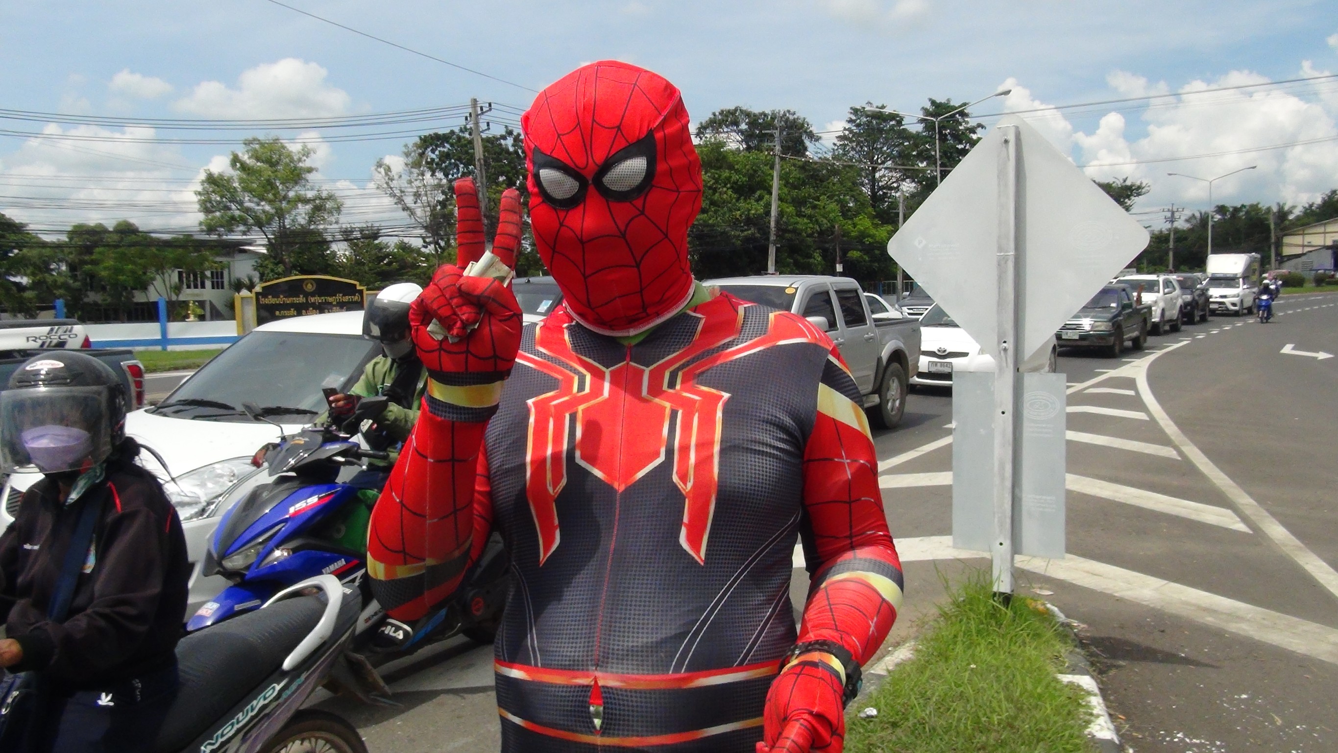 ฮือฮา​!! หนุ่มแต่งชุดสไปเดอร์แมน​ ยืนขายน้ำอ้อย​ สี่แยกไฟแดง​ สู้โควิด​ ทำยอดขายพุ่ง​ วันละเกือบ 100 ขวด