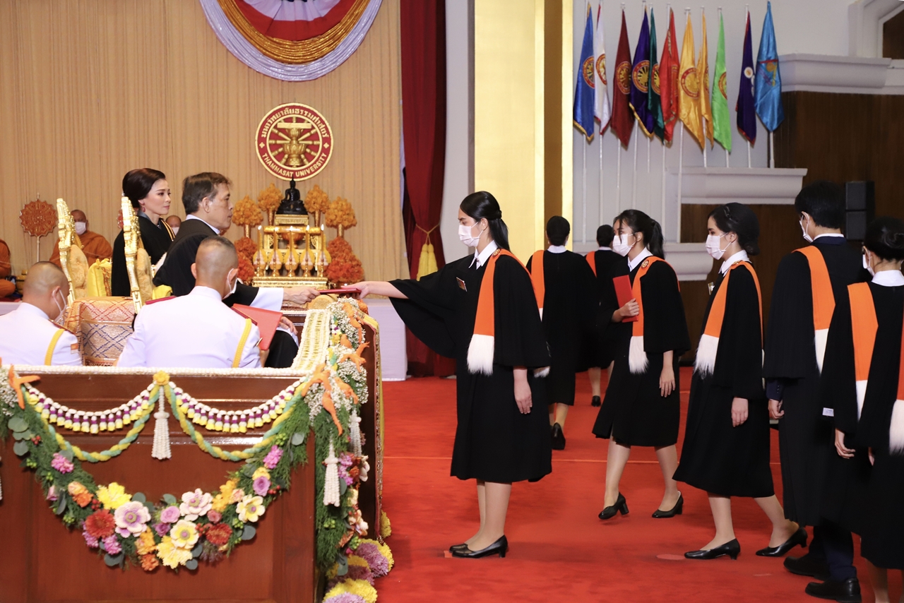 "ในหลวง" พระราชทานพระบรมราโชวาท บัณฑิต มธ. ต้องรอบคอบ รู้กาลเทศะ ยึดศีลธรรม นำความรู้ใช้ให้สำเร็จ