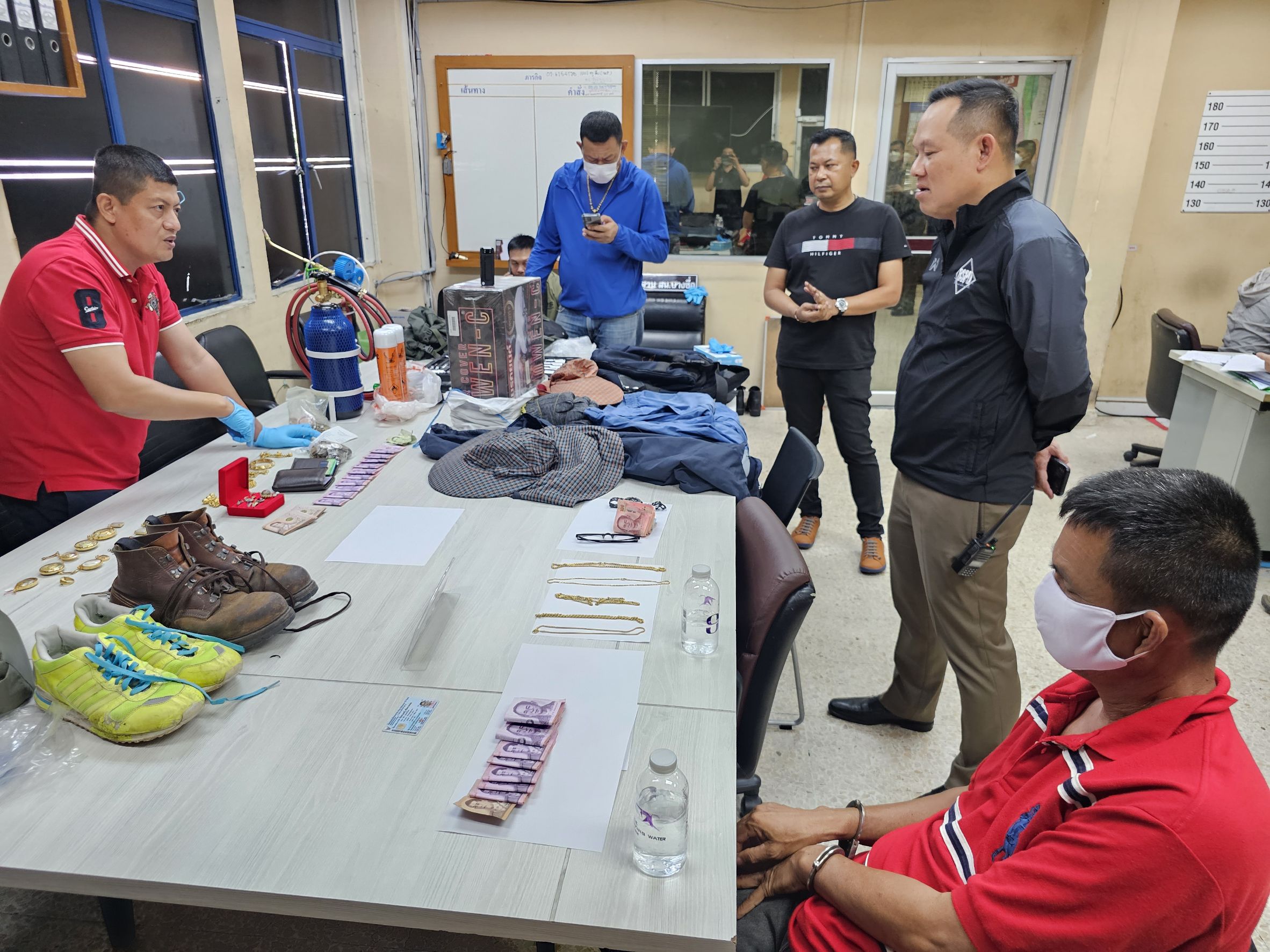 สน.บางซื่อสกัดจับ อดีตทหารบก พร้อมเพื่อน ขโมยตู้เซฟทองคำหนีเข้ากรุง พร้อมของกลางหลายรายการ
