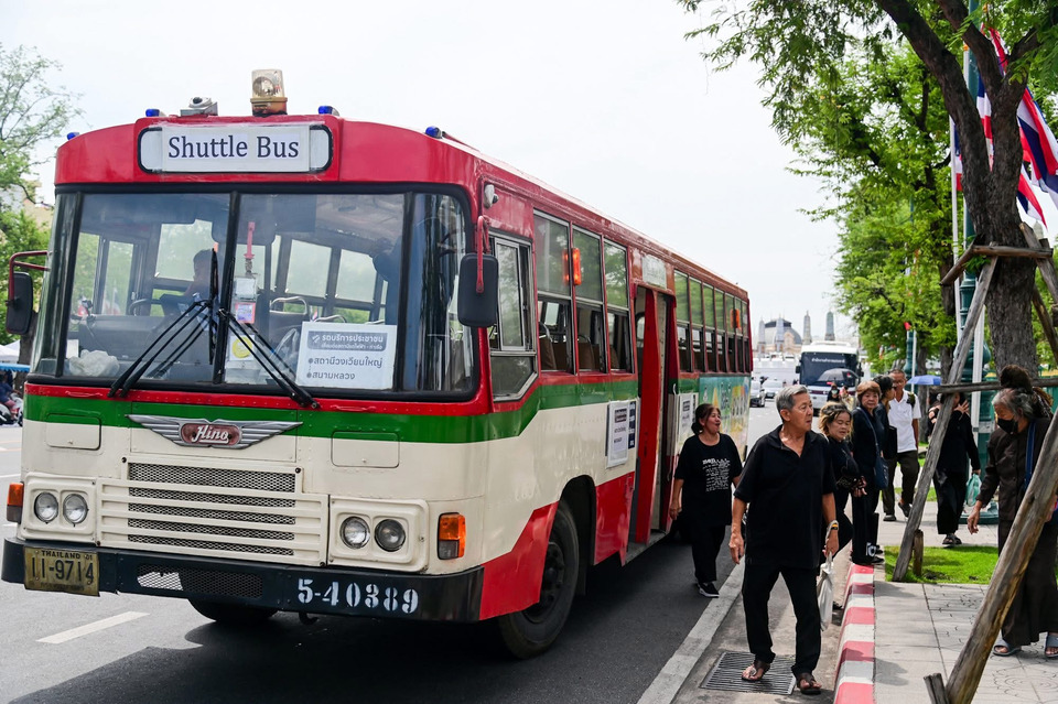 ขสมก.จัด Shuttle Bus ฟรี 14 เส้นทาง จากจุดสำคัญทั่วกทม.ทุกวัน  8.00-20.00 น. ส่งปชช.ออกจากพื้นที่หมด