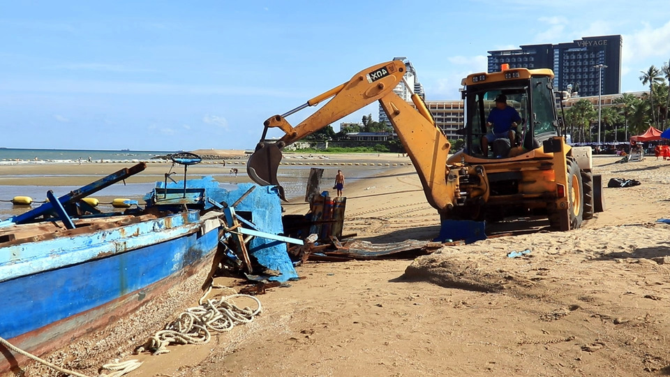 พัทยาเร่งรื้อซากเรืออับปางชายหาด รับวันหยุดยาว ย้ำแจ้งเหตุขอความช่วยเหลือ 1337 ตลอด 24 ชม