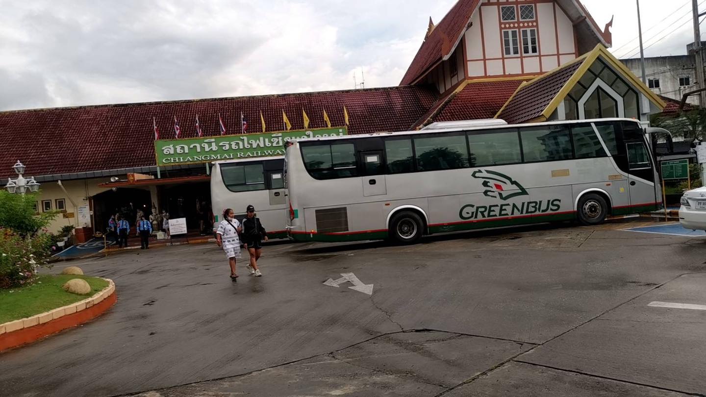 การรถไฟฯขนถ่ายผู้โดยสารทางรถยนต์ที่สถานีเชียงใหม่ 2 ขบวน น้ำเอ่อล้นตลิ่งและคันกั้นน้ำสะพานนวรัฐ