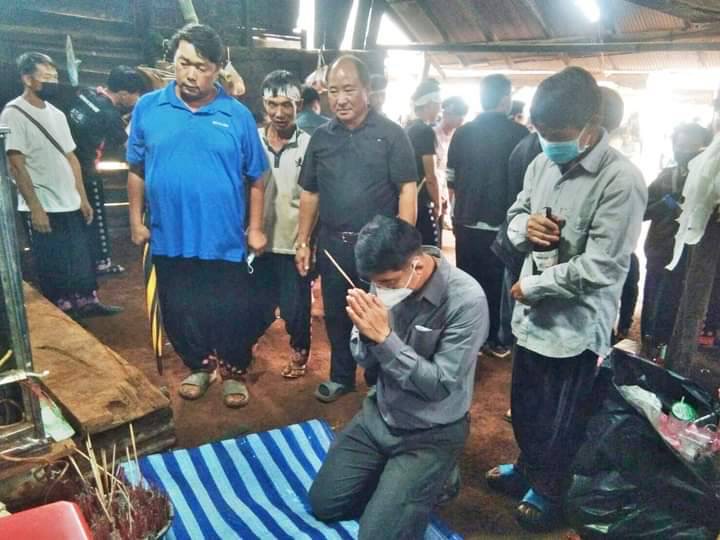 “ชัยวุฒิ" ลงพื้นที่ร่วมงานสีดำ เคารพศพ ชาวม้ง ต.รวมไทยพัฒนา