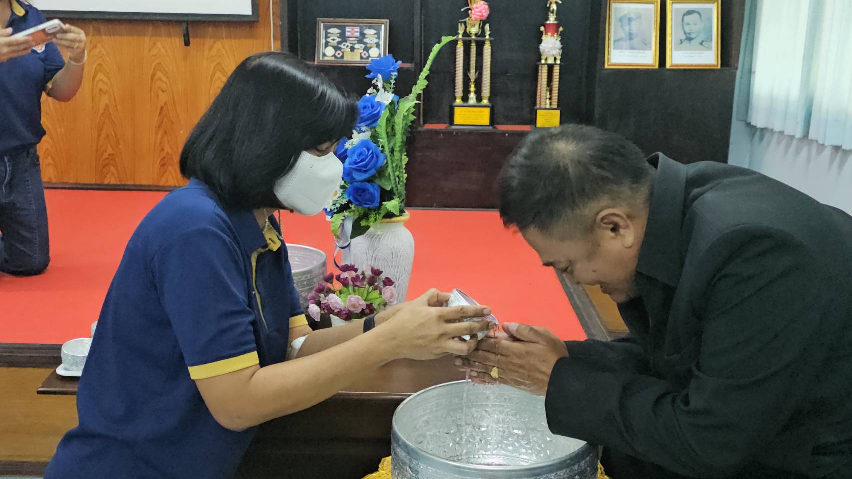 ควันหลงสงกรานต์ ร่วมรดน้ำดำหัวขอพร นายกฯ บรรจบ โพธิ์แดง