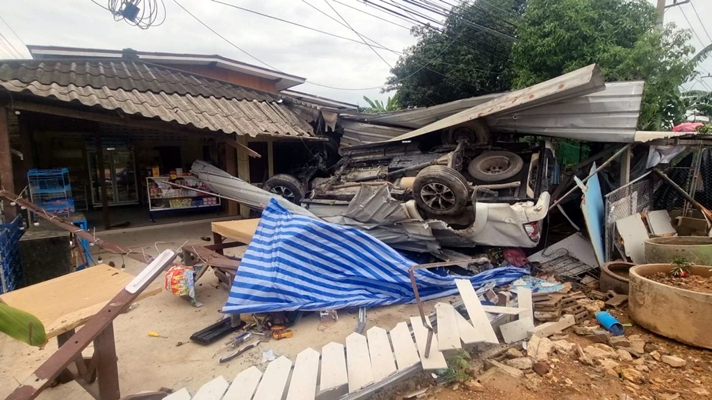 กล้องจับภาพรถยนต์ชนท้ายกระบะ คนงานก่อสร้างตกรถบาดเจ็บ 6 คน สาหัส 1 คน