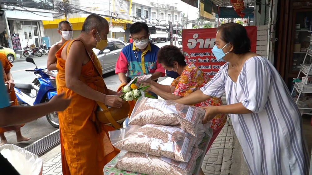 พระสงฆ์ชัยนาท ออกบิณฑบาตข้าวสารช่วยคนยากไร้ 5,000 ครัวเรือน