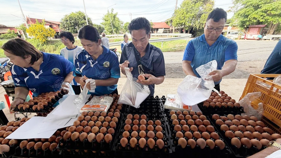 “ไทยช่วยไทย” อ่างทองจัดหนัก หมู-ไข่ขายเกลี้ยงในครึ่งชั่วโมง ช่วยลดค่าครองชีพประชาชน