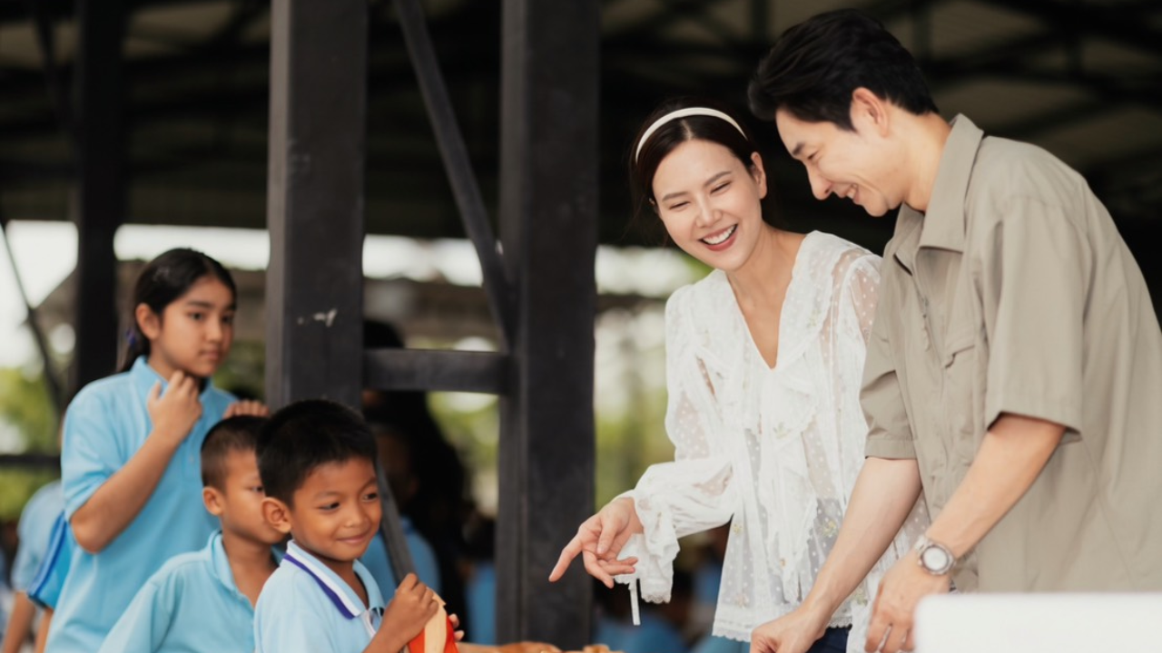 อิ่มท้อง อิ่มใจ! “บอย–เจี๊ยบ” ขับรถกับข้าวบุก โรงเรียนวัดจันทาราม จัดเต็มอาหารมื้อพิเศษ พร้อมมอบทุนซ่อมอาคารเรียน
