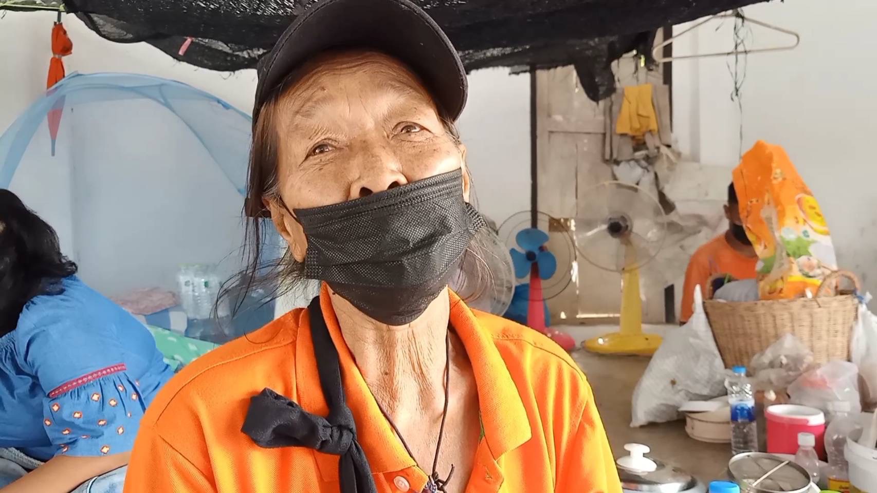 ยายวัย 70 ปี ทิ้งบ้านอาศัยศาลากลางหมู่บ้านหนีน้ำท่วม