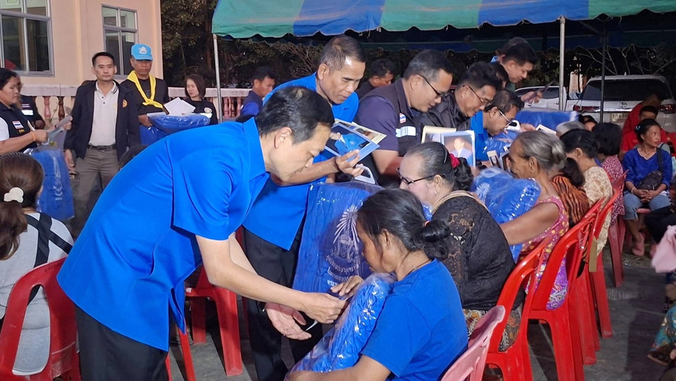 ปลื้มปิติ!! ในหลวง พระราชทานผ้าห่มกันหนาว 3,000 ผืน ช่วยผู้อพยพศึกชายแดนศรสะเกษ