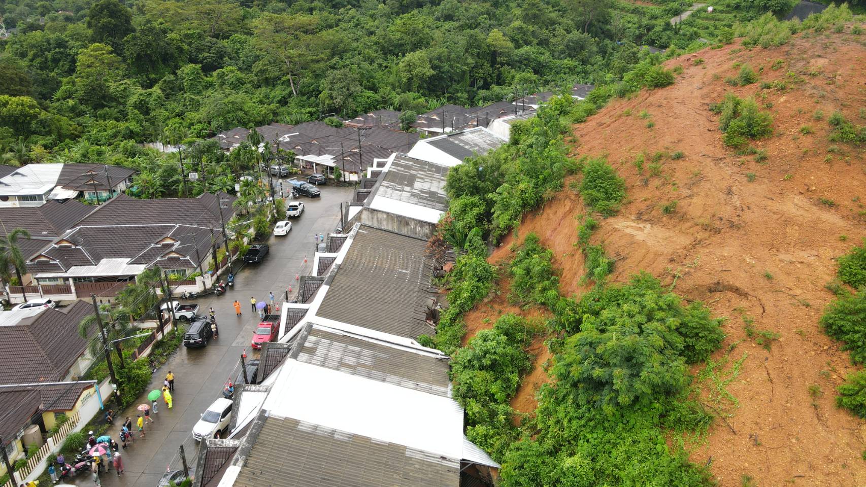 ผวาอีก!ภูเก็ตฝนตกหนักดินสไลด์ทับบ้านพังหลายหลังเร่งอพยพชาวบ้านไปอยู่ที่ปลอดภัย