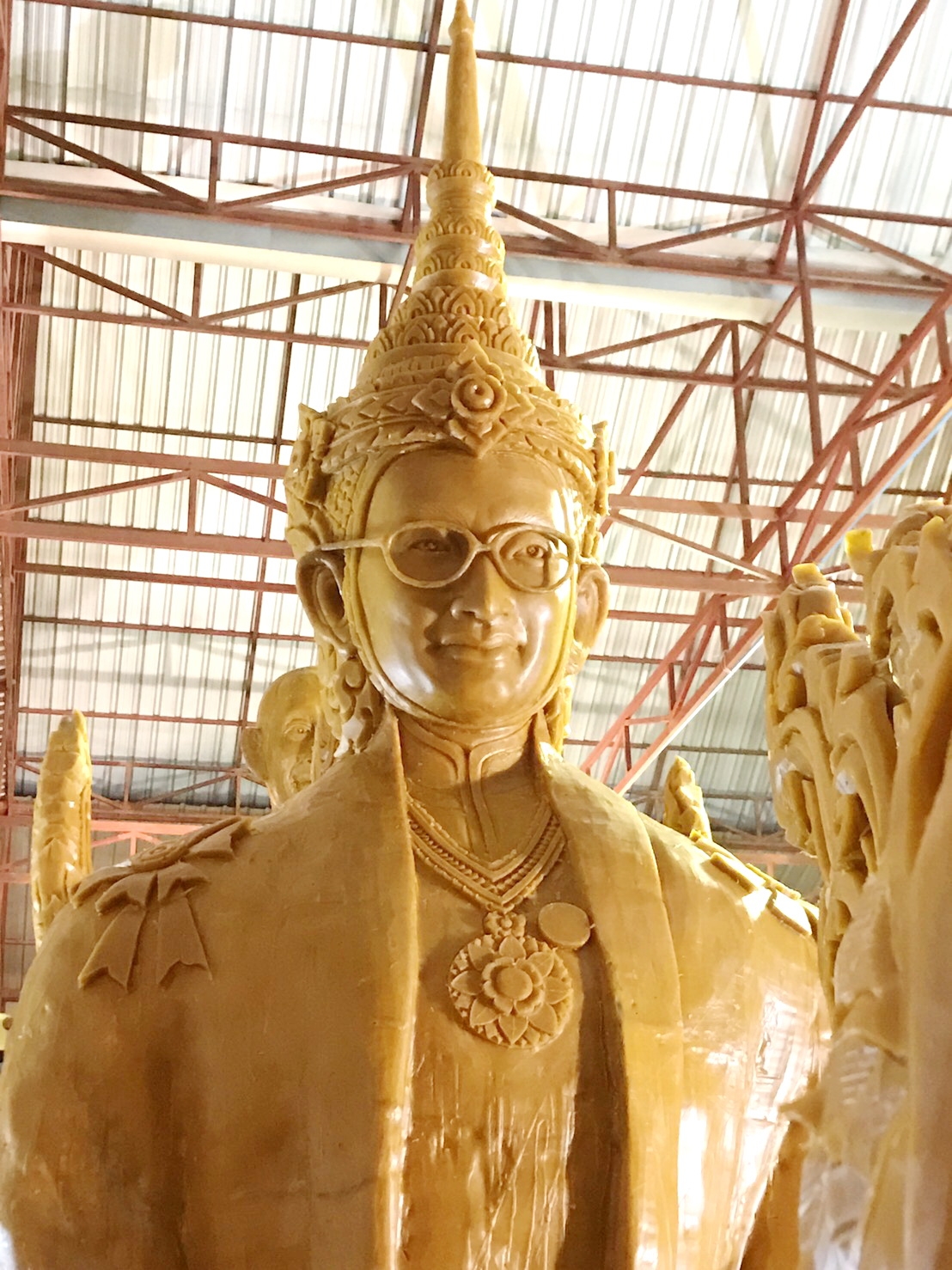 กรุงเทพประกันชีวิตสืบสานประเพณีน้อมรำลึกพระมหากรุณาธิคุณร.9 ผ่านประติมากรรมเทียนพรรษาวัดไชยมงคล ในงานแห่เทียนพรรษา จ.อุบลฯ ประจำปี2560