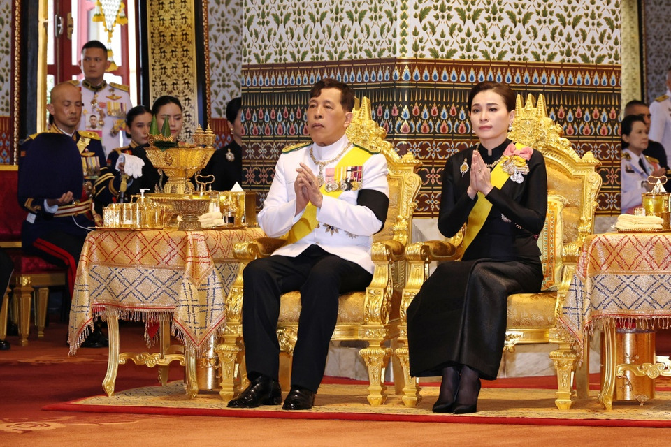 "ในหลวง-พระราชินี" เสด็จฯไปในการพระราชพิธีฉัตรมงคล พุทธศักราช 2569