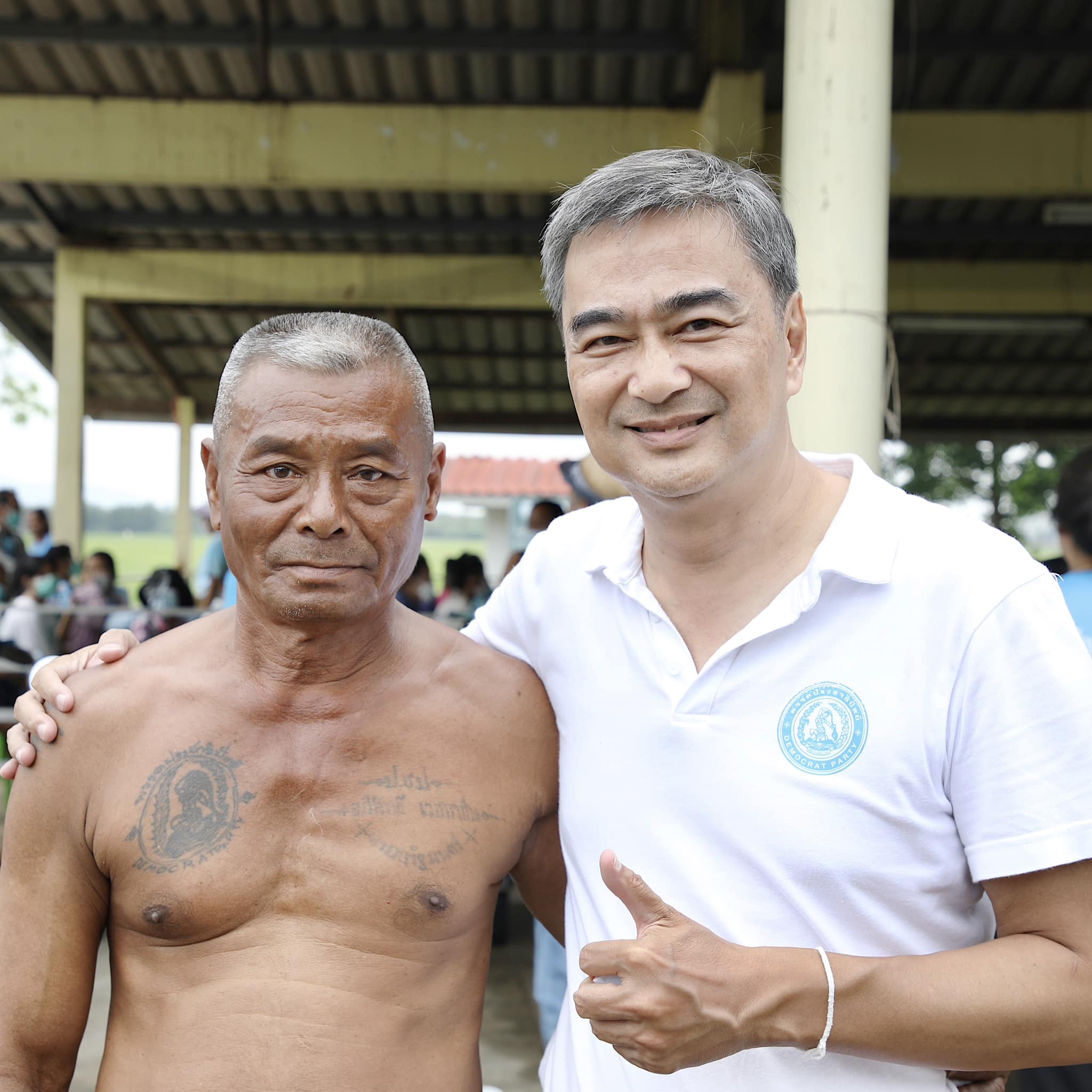 แฟนพันธุ์แท้  ! "อภิสิทธิ์" ถ่ายภาพคู่ "ลุงทอม" ชาวราชบุรี เอฟซีตัวจริง "พรรคประชาธิปัตย์" 