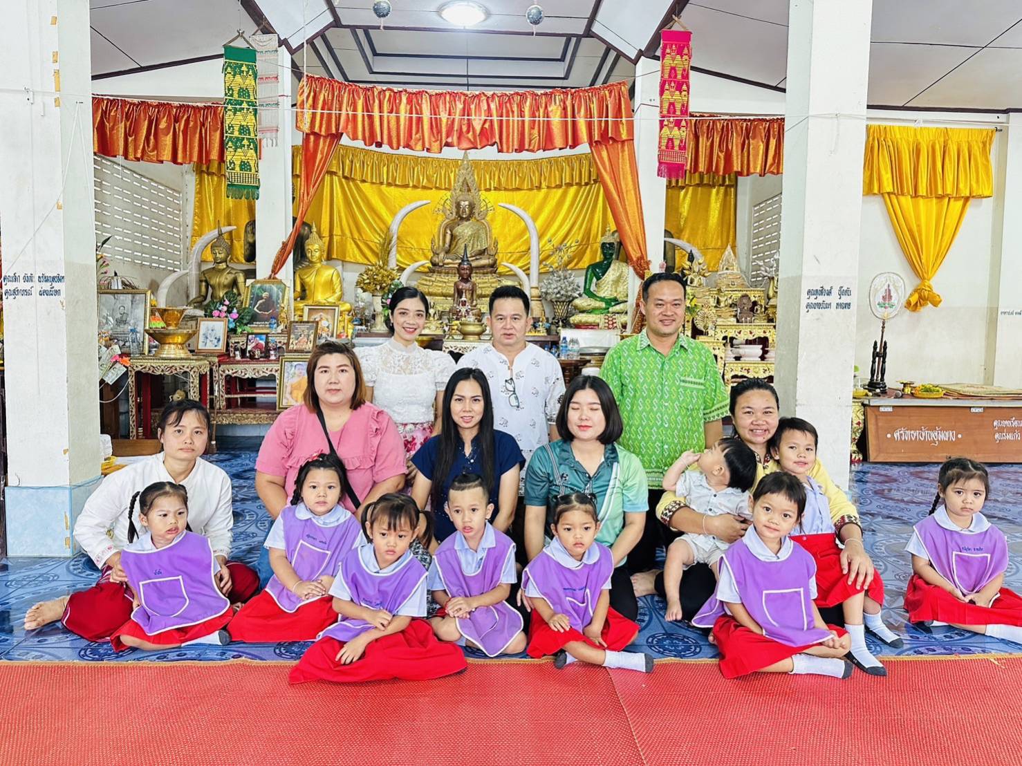 นายกเทศมนตรีตำบลอุ้มผางถวายเทียนพรรษาศูนย์พัฒนาเด็กเล็กส่งเสริมพระพุทธศาสนา