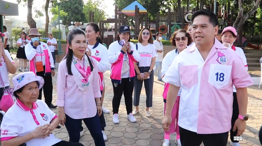 "วราวุธ" ควง "คุณหญิงแจ่มใส-กัญจนา" ลงพื้นที่หาสียงโค้งสุดท้ายตลาดเมืองสุพรรณฯ