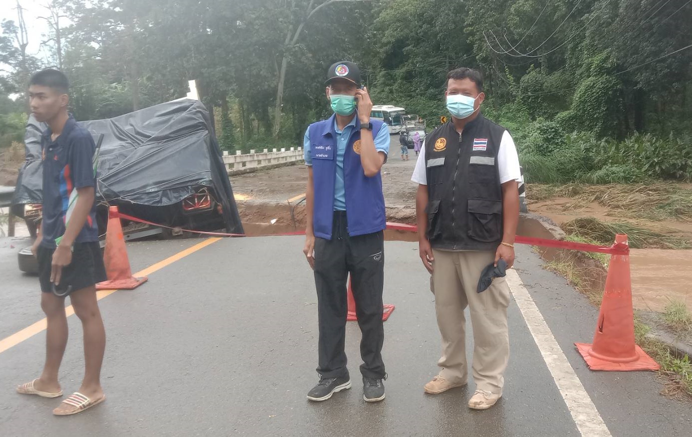 นภอ.เมืองแม่ฮ่องสอน ปภ.แขวงทางหลวง ทหาร ฉก.ร.7 นำกำลังพร้อมเครื่องจักรกลหนัก เร่งซ่อมถนนที่ขาดช่วงหน้าบ้านแม่จ๋า คาดจะเสร็จค่ำวันนี้ 