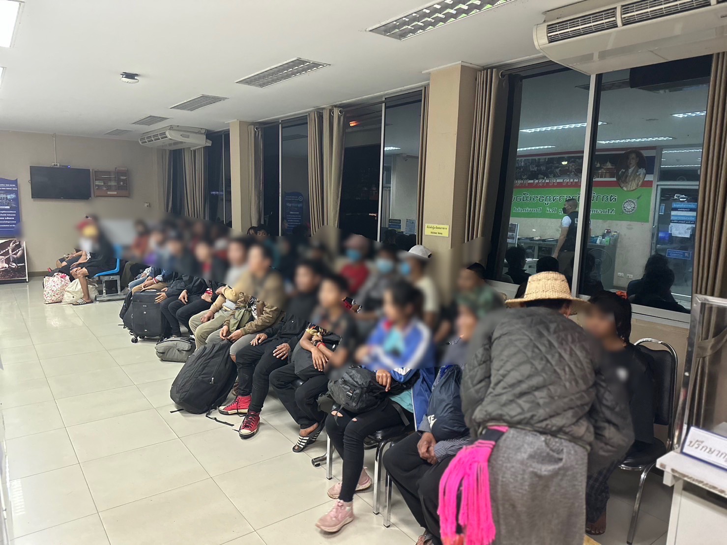 ตชด.327 รวบต่างด้าวชาวเมียนมา อัดเต็มกระบะหลังรถ 30 คน จะไปทำงานเชียงใหม่
