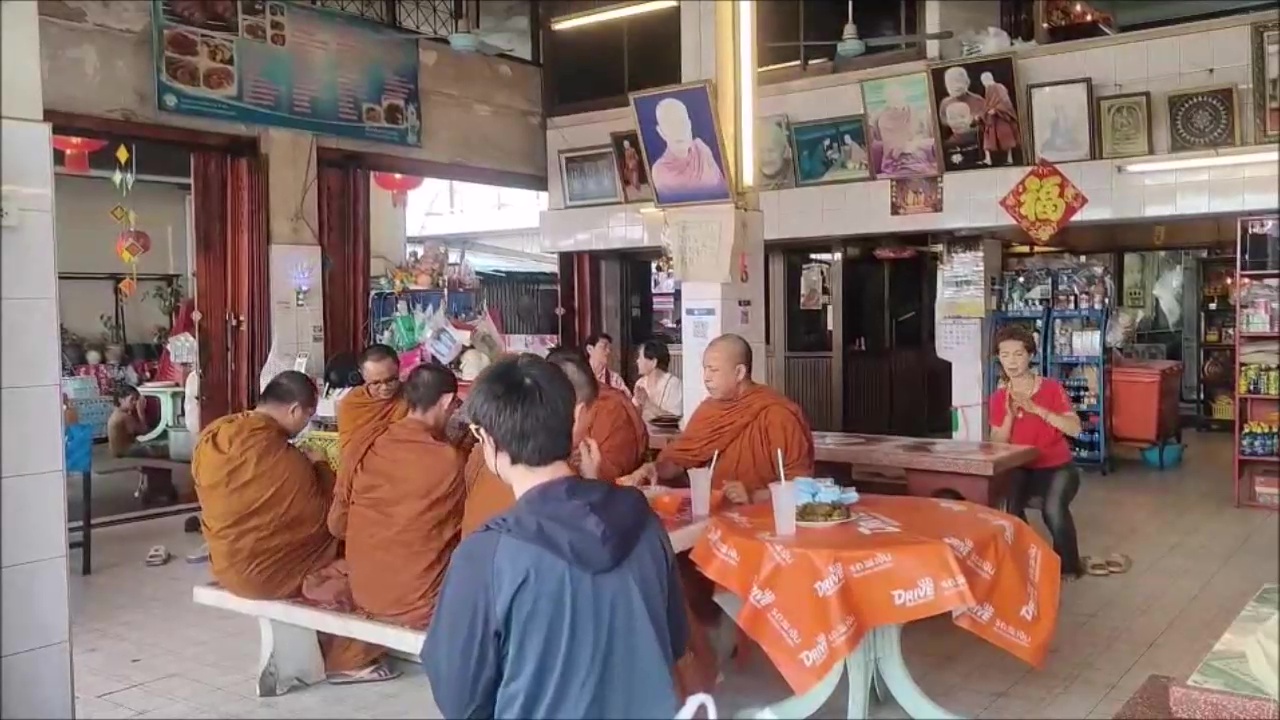 ร้านอาหารอุดรปิดซอยเปิดโรงทานอิ่มบุญอิ่มท้องถวายเป็นพระราชกุศลแด่ในหลวงรัชกาลที่ 9 ในวันพ่อกินฟรีทั้งวัน