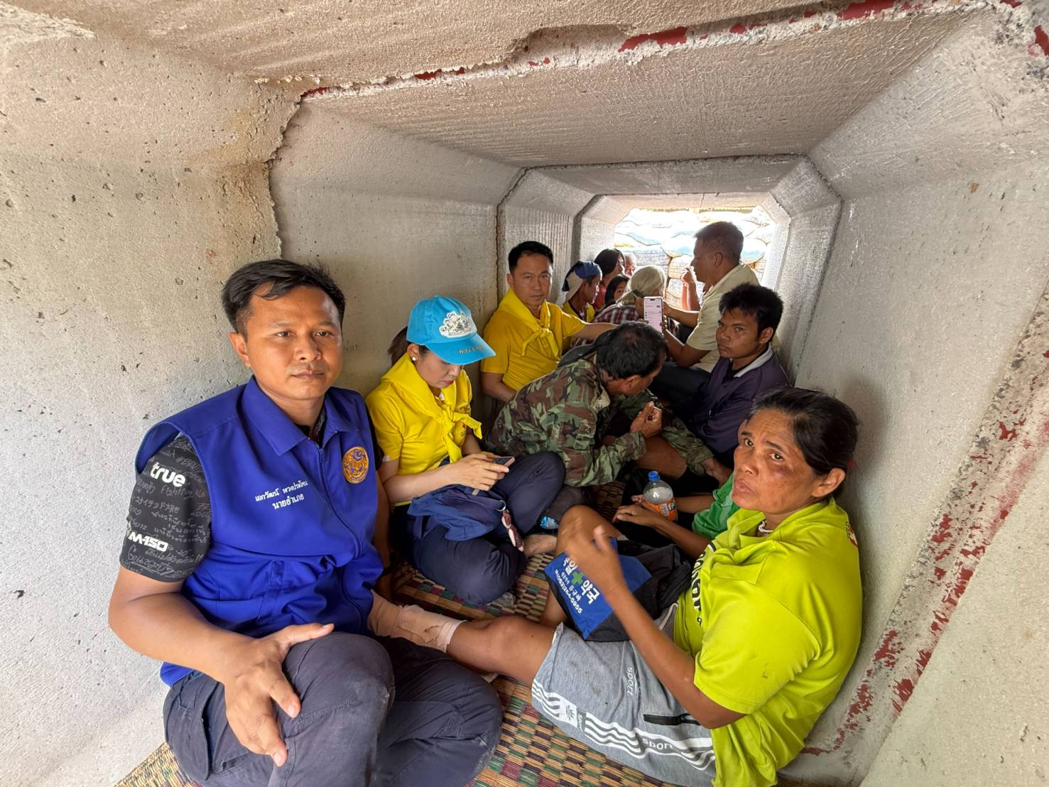 บุรีรัมย์ นาทีระทึก "ผู้ว่าฯ-นอภ.บ้านกรวด" พาชาวบ้านวิ่งหนีกระสุนเข้าหลุมหลบภัย ปืนใหญ่ดังเป็นระยะ ล่าสุดเจ็บ 2 ราย