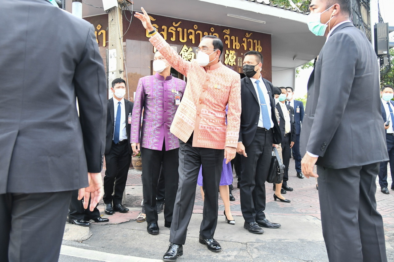 “บิ๊กตู่” เดินทัวร์ทำเนียบฯ สำรวจจุดชาร์จอีวี ชี้เดินตลาดนางเลิ้งรับฟังปัญหาผู้ค้า ยันไม่ได้มาหาเสียง 
