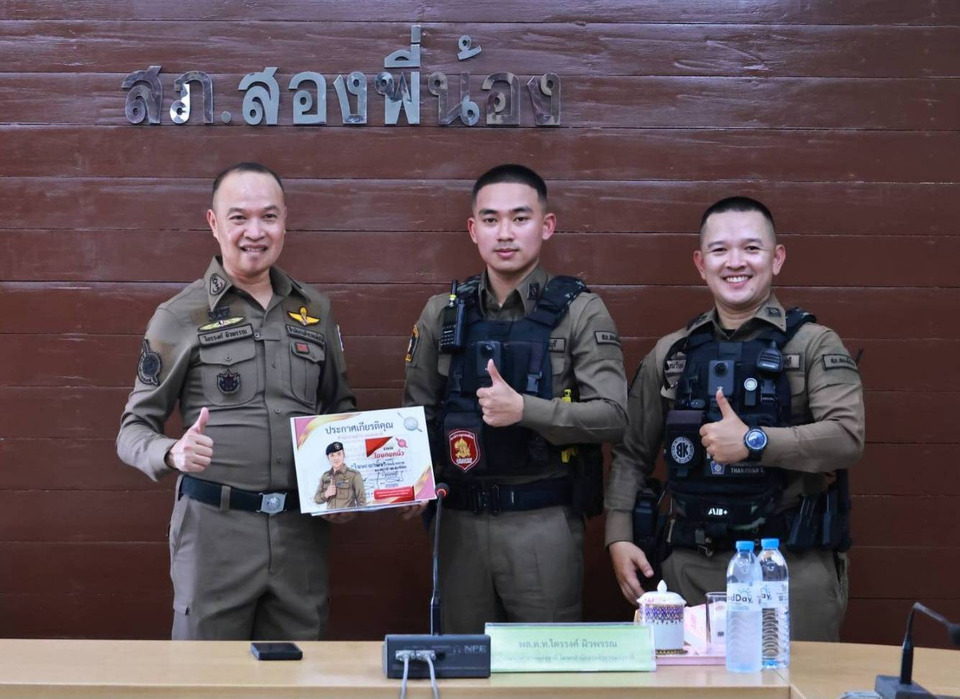 “โฆษก​ตร.” ตรวจเยี่ยมโรงพักสองพี่น้อง มอบรางวัลโฆษกยกนิ้ว "หมู่เฟิร์ส" ตำรวจอินฟลูเอนเซอร์ สภ.สองพี่น้อง