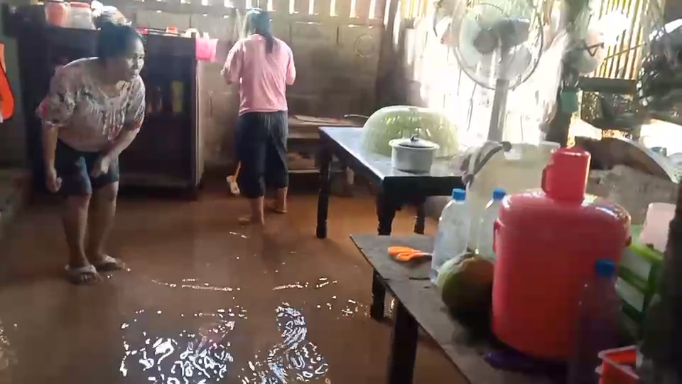 แม่ฮ่องสอนโดนหางเลข​ เจอฝนตกหนักจนน้ำท่วมหมู่บ้านสบสอย