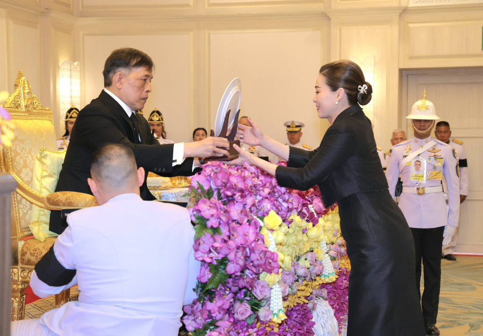 "ในหลวง"  พระราชทานถ้วยรางวัลนักกีฬาเรือใบ "ภูเก็ตคิงส์คัพรีกัตต้า" ครั้งที่ 37 