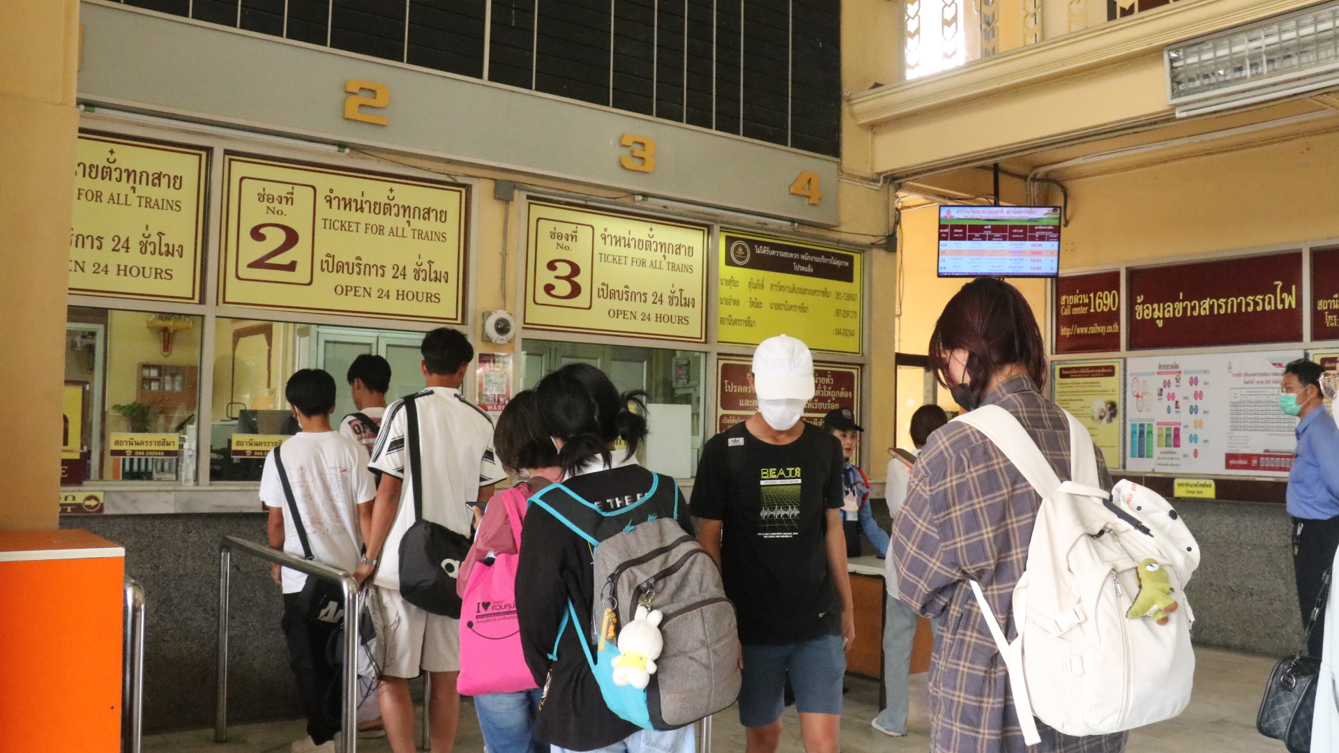 ขบวนรถไฟโคราชแน่นเหตุประชาชนหนีรถติดถนนมิตรภาพใช้บริการกลับภูมิลำเนาวันหยุดยาว 6 วัน