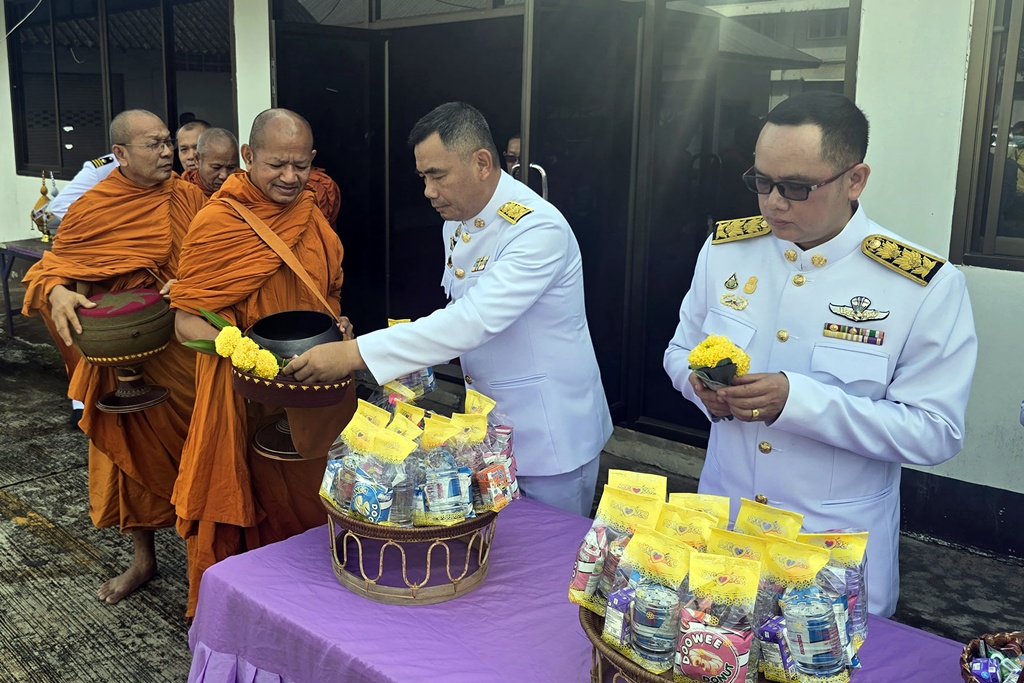 นอภ.รัตนวาปี นำพสกนิกรทำบุญตักบาตร ถวายพระราชกุศล เนื่องในโอกาสวันเฉลิมพระชนมพรรษา