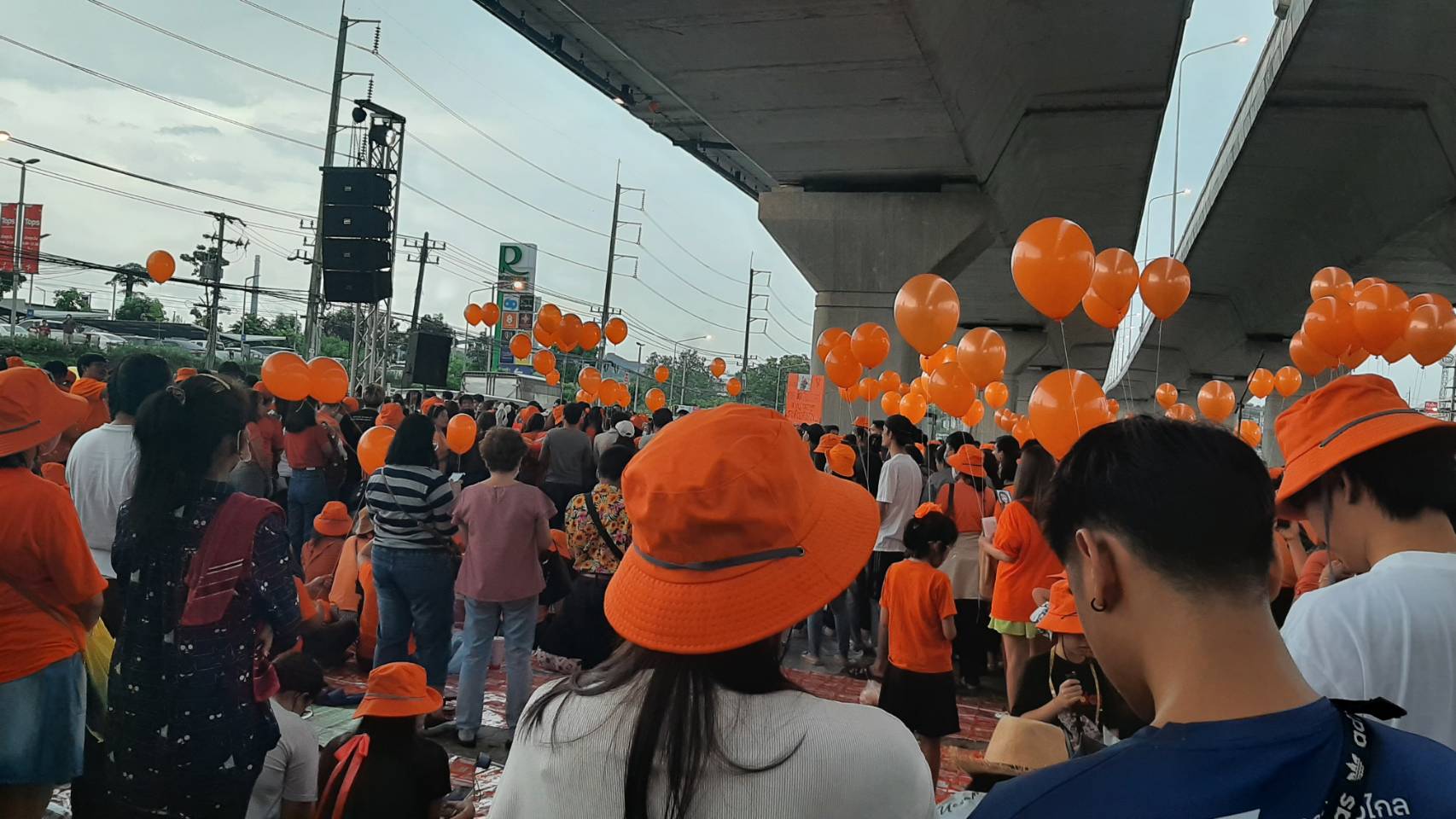 ด้อมส้มกว่า500คนแห่รับ”พิธา”ที่มาตามสัญญาขอบคุณชาวบ่อวินและพื้นที่ใกล้เคียงท่ามกลางสายฝน